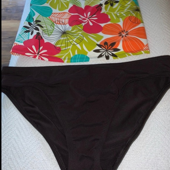 La Blanca 2 Piece Swimsuit, Size 8 - Picture 5 of 9